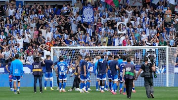 VITORIA-GASTEIZ, 03/05/2025.- Los jugadores del Alav¨¦s saludan a la afici¨®n tras el partido de LaLiga que enfrenta a su equipo contra el Deportivo Alav¨¦s este s¨¢bado en el estadio de Mend¨ªzorrotza en Vitoria-Gasteiz. EFE/ Adri¨¢n Ruiz Hierro