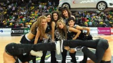 <b>EN BILBAO. </b>Seis chicas y dos chicos amenizan los tiempos muertos del Bizkaia en la ACB.