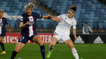 MADRID, 26/10/2022.- La delantera del Real Madrid Esther González (d) disputa el balón ante Amanda Ilestedt (i), defensa del PSG, durante el encuentro de la segunda jornada de la Liga de Campeones femenina entre el Real Madrid y el París Saint-Germain, este miércoles en el estadio Alfredo Di Stéfano, en Madrid. EFE/ Sergio Pérez
