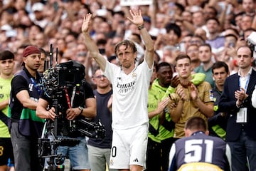Impresionante despedida de la afición a Luka Modric durante su último cambio en el Bernabéu.