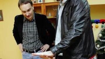 <b>HUÉRFANOS. </b>Kleiza, con uno de los niños de su Fundación.