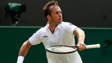 El tenista checo, Radek Stepanek, durante su partido de Wimbledon ante Nick Kyrgios.