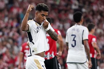 Rodrygo se besa el escudo tras marcar su primer gol esta temporada