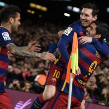 Messi, abrazado por Luis Su&aacute;rez en presencia de Alves.