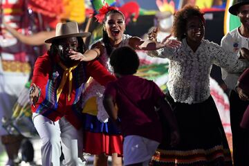 En la ceremonia de inauguración de la Copa América, cada país está representado, no solo por los trajes típicos, sino por un niño con el uniforme de cada selección. Ha sido un espectáculo lleno de luces y donde los niños fueron los protagonistas.