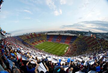 Es el estadio con mayor capacidad de Europa, con un total de 99.354 espectadores. La necesidad de construir el Camp Nou nació en el año 1950. Todo fue tras la llegada al club un año después de Ladislao Kubala. A pesar de que el antiguo Camp de Les Corts tenía 60.000 localidades, se quiso construir otro con una capacidad alrededor de 90.000 aficionados, para ver los partidos del conjunto culé y a su nueva estrella. Otro dato interesante es que este estadio se construyó solamente en tres años. Por último, citar que España ganó su único oro olímpico de fútbol en este estadio, tras vencer a Polonia por 3-2 en la final del torneo.