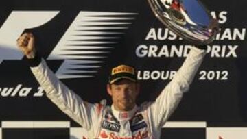 <b>INCUESTIONABLE. </b>Button celebra el triunfo, Vettel le aplaude con ganas... y Hamilton no con tantas.