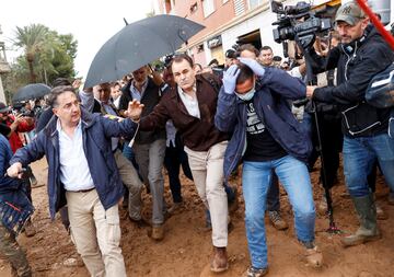 La gente arroja barro al rey Felipe de España, tras las fuertes lluvias que provocaron inundaciones, durante su visita a Paiporta.