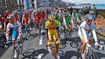 <b>ADIÓS A LA BRETAÑA. </b>El pelotón del Tour se despidió de los aficionados bretones con los líderes de la clasificación a la cabeza, Voeckler, Valverde y Riccó.
