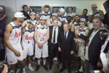Real Madrid players and Florentino Pérez celebrate the Copa del Rey win
