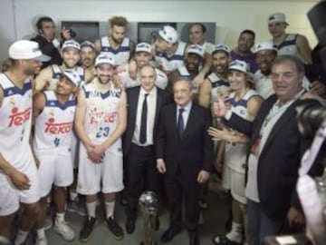 Real Madrid players and Florentino Pérez celebrate the Copa del Rey win