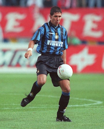 El Cholo se march車 del Atl谷tico de Madrid en 1998 rumbo al Inter de Mil芍n. En sus dos a?os como neroazzuro, disput車 85 partidos. Gan車 en 1998 la Copa de la UEFA con el club milan谷s.