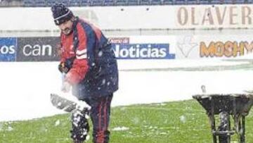 <b>INTENSAS NEVADAS. </b>Los operarios han trabajado duro y El Sadar estará apto para jugar esta tarde.