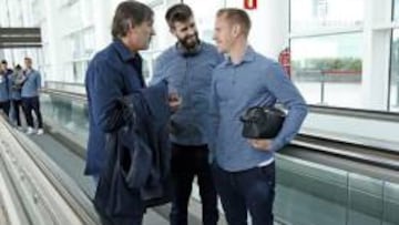Piqué viaja con el equipo pese a estar sancionado