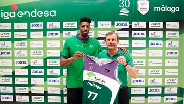 Yankuba Sima, pívot del Unicaja, posa con Juanma Rodríguez, director deportivo del club, cuando se hizo oficial su fichaje el pasado mes de enero.