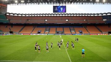 El Barcelona, durante la sesión de entrenamiento en el Giuseppe Meazza.