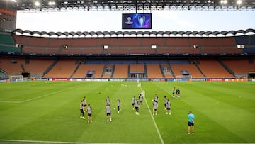 El Barcelona, durante la sesión de entrenamiento en el Giuseppe Meazza.