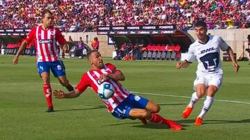 La primera ocasión que se usó el VAR en el Alfonso Lastras fue para decretar que no fue penal por mano del defensor español.