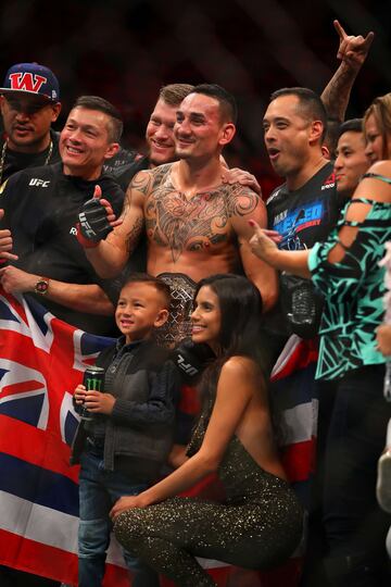 Max Holloway celebra la victoria, Retiene su corona de peso pluma de la UFC.