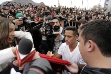 Alexis Sánchez compartió con los hinchas en Plaza Italia.