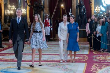 (I-D) El Rey Felipe VI; la infanta Sofia; la princesa Leonor y la Reina Letizia a su llegada al besamanos del Palacio Real previo al almuerzo con ocasión del Juramento de la Constitución de la Princesa Leonor.