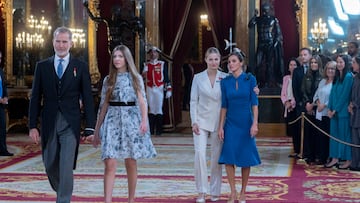 (I-D) El Rey Felipe VI; la infanta Sofia; la princesa Leonor y la Reina Letizia a su llegada al besamanos del Palacio Real previo al almuerzo con ocasión del Juramento de la Constitución de la Princesa Leonor.