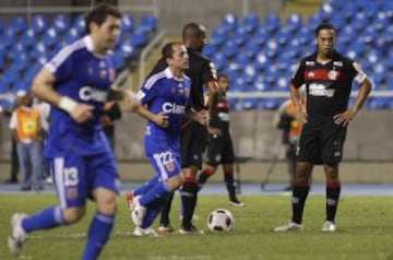 En 2011 la U ganó la Sudamericana y en el camino barrió 4-0 a Flamengo con dos goles de Edu Vargas, otro de Lorenzetti y un tiro de Rojas que rebotó en la espalda del arquero y se coló.