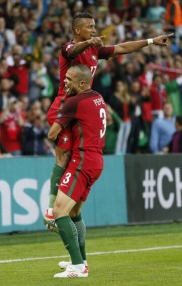 Nani celebra el 1-0 con Pepe. 