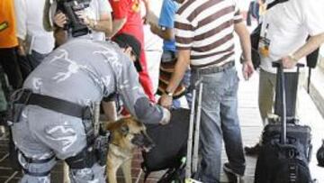 <b>SEGURIDAD. </b>La policía y los perros registraron a los seguidores españoles a su llegada a Venezuela.