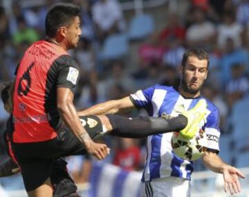 El jugador de la Real Sociedad, Agirretxe (d), lucha un balón con Mauro Dos Santos , del U.D. Almería.