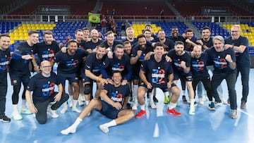 Los jugadores del Barcelona celebran el título de Liga tras la victoria ante el Helvetia Anaitasuna, hoy viernes en Barcelona.