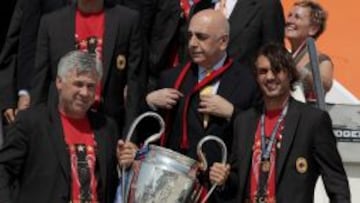 TRIUNFARON. Carlo y Maldini, con la Copa de Europa de 2007.