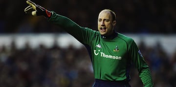 
Kasey Keller tuvo una carrera de 23 años en cuatro países diferentes y es el primer portero de los EE. UU. En establecerse como titular en la Premier League, la Bundesliga y la LaLiga. Fue una chispa para todos los estadounidenses que piensan en probarse a sí mismos en el extranjero. Jugó para Millwall, Leicester, Rayo Vallecano, Tottenham, Southampton, Borussia Mönchengladbach y Fulham.