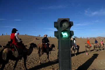En la Monta?a Mingsha que se encuentran a 5 kil¨®metros del sur de la ciudad de Dunhuang, China, hay un sem¨¢foro especial para camellos. Este sem¨¢foro es una curiosidad local que ayuda a regular el tr¨¢fico de estos animales en la zona, ya que son una atracci¨®n popular para los turistas que desean disfrutar de paseos en camello por el desierto.