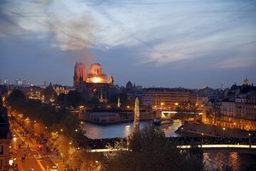 Devastador incendio de la catedral de Notre Dame, uno de los monumentos m¨¢s emblem¨¢ticos de Par¨ªs.