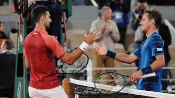 Novak Djokovic saluda a Roberto Carballes al final de su partido en Roland Garros.