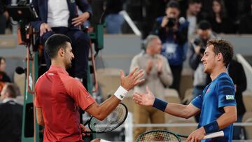 Novak Djokovic saluda a Roberto Carballes al final de su partido en Roland Garros.