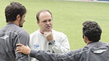 <b>COMPLICACIONES</b>. El técnico alavesista podría tener hasta cinco bajas para medirse al Elche.