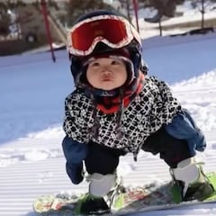 Una bebé de 11 meses sorprende en redes practicando snowboard