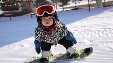 Wang Yuji, el beb&eacute; de 11 meses que practica snowboard. 