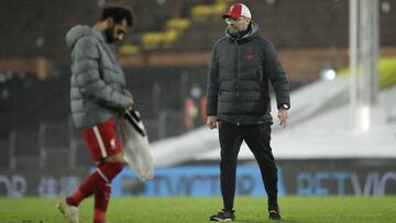 13 December 2020, England, London: Liverpool manager Jurgen Klopp and Mohamed Salah after the English Premier League soccer match between Fulham and Liverpool at the Craven Cottage stadium. Photo: Matt Dunham/PA Wire/dpa
13/12/2020 ONLY FOR USE IN SPAIN