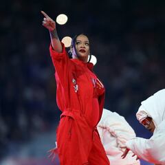 What was Rihanna’s set list in Super Bowl halftime show? What was her first song?