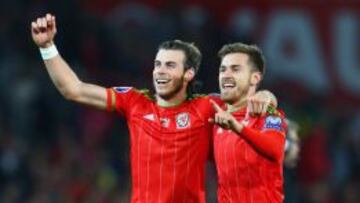 Gareth Bale y Aaron Ramsey celebran el pase a la Eurocopa