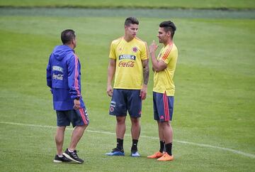 Falcao, James y Pékerman dialogaron gran parte de la práctica en el centro de la cancha. El '10' y el '9' realizaron trabajos de recuperación 

