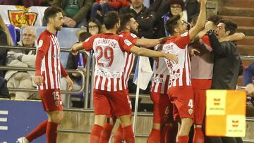 Los jugadores del Almer&iacute;a celebran un gol al Zaragoza