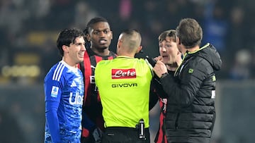 Soccer Football - Serie A - Como v AC Milan - Stadio Giuseppe Sinigaglia, Como, Italy - January 15, 2026 AC Milan's Rafael Leao remonstrates with referee Marco Guida after Como's Marc-Oliver Kempf scored the first goal REUTERS/Daniele Mascolo