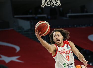 Ergin Ataman dirige a Shane Larkin (29 años) en el Efes turco y lo va a dirigir en el Eurobasket porque lo eligió como nacionalizado por delante de Scottie Wilbekin, que también tenía opciones de estar en el torneo. Larkin es un base pequeño (1,80) pero explosivo, un anotador capaz de romper partidos cuando entra en racha: la pasada temporada, 14,7 puntos y plaza para el Mejor Quinteto de la Euroliga. Lleva en el Efes desde 2018, y forma parte del núcleo duro del equipo que ha ganado las dos últimas Final Four. El reto, ahora, es el primer oro en un Eurobasket para Turquía. Mimbres, hay. Junto a Larkin, sobre todo tres NBA que llegan en muy buena forma al campeonato: el escolta tirador ­Korkmaz (Sixers), el brillante alero Osman (Cavaliers) y el joven pívot Alperen Sengun (20 años), compañero de Garuba en los Rockets. Si a eso se sumara una versión top de Larkin, Turquía es una aspirante a medallas con todos los galones.