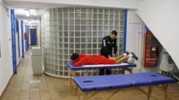 Las camillas de los fisios están en medio del pasillo porque no tienen un cuarto habilitado.