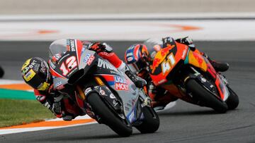 GRAFCVA9845. CHESTE (VALENCIA), 17/11/201 Los pilotos de Moto 2, Thomas Luthi (i) y Brad Binder (d) en acci&oacute;n tras la salida de la carrera en el circuito &quot;Ricardo Tormo&quot; de Cheste (Valencia), &uacute;ltima prueba del mundial de motociclismo.EFE/ Manuel Bruque