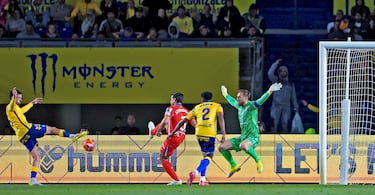 Aunque su función está en el mediocentro, ante el Atlético hizo de killer. Atento a una jugada extraña, anotó un gol decisivo para las aspiraciones de permanencia de Las Palmas.